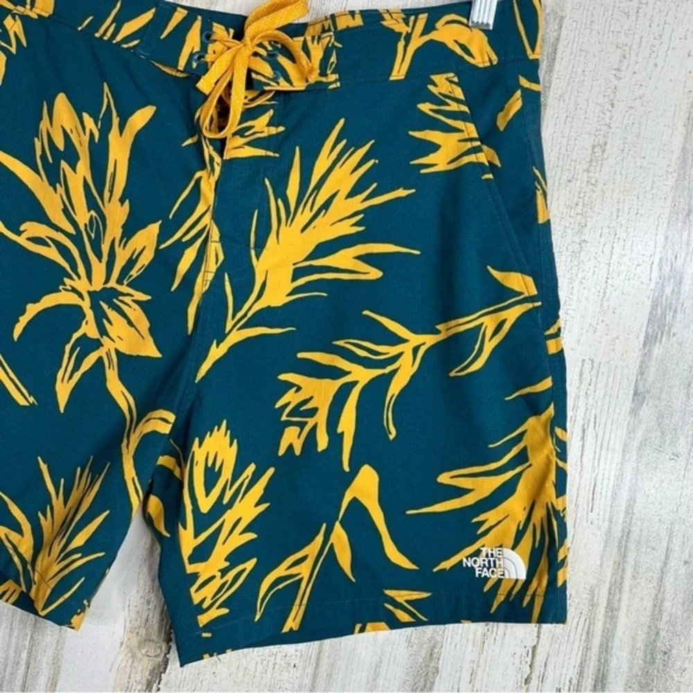 The North Face Men's Shorts Size 36,‎ Unlined
